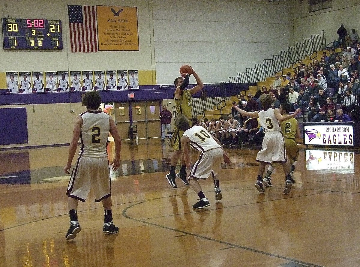 Image: Italy’s Cole Hopkins(21) pulls up for a triple against Collinsville.