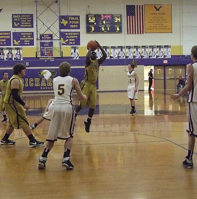 Image: Italy’s Marvin Cox(3) pulls up in the lane for a shot attempt against Collinsville.
