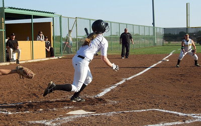Image: Italy’s Madison Washington(2) is agressive at the plate.