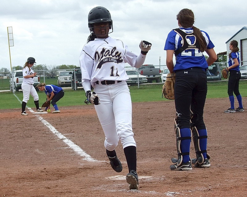 Image: K’Breona Davis(11) races home to reclaim the lead for Italy, 6-5, after a clutch hit by Tara Wallis.