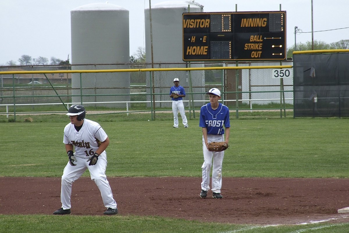 Image: Italy’s Kevin Roldan(16) takes a nice lead from first base.