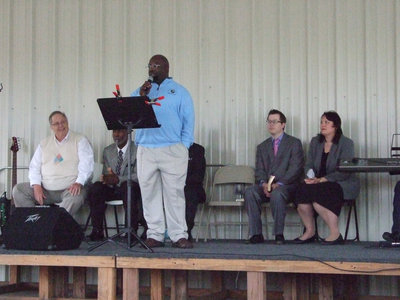 Image: Pastor Preston Dixon gives the closing prayer and an invitation for breakfast at Mt. Gilead.