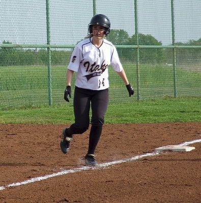 Image: Kelsey Nelson(14) works her way down the third base line.