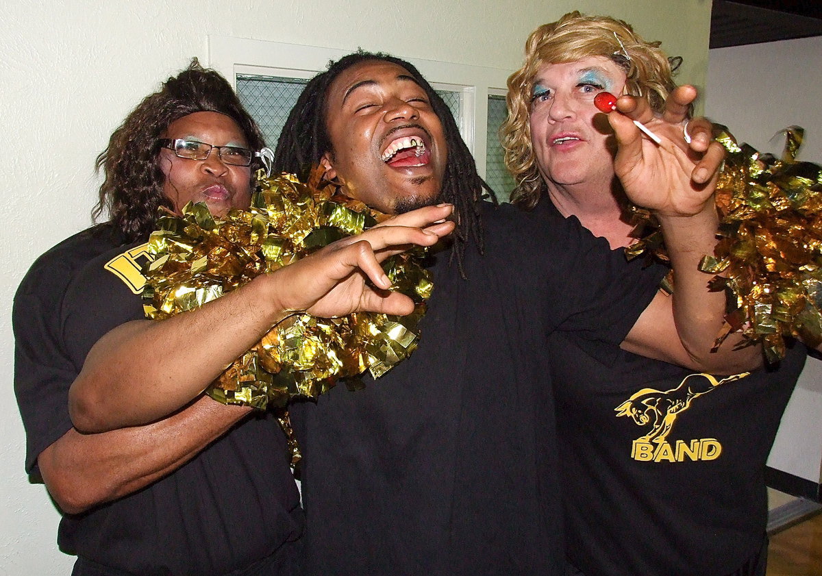 Image: Italy ISD and NFL alumni Keith Davis is swarmed with kisses from cheerleaders, “Lovely” Larry Mayberry and Mark “Sassy” Stiles.