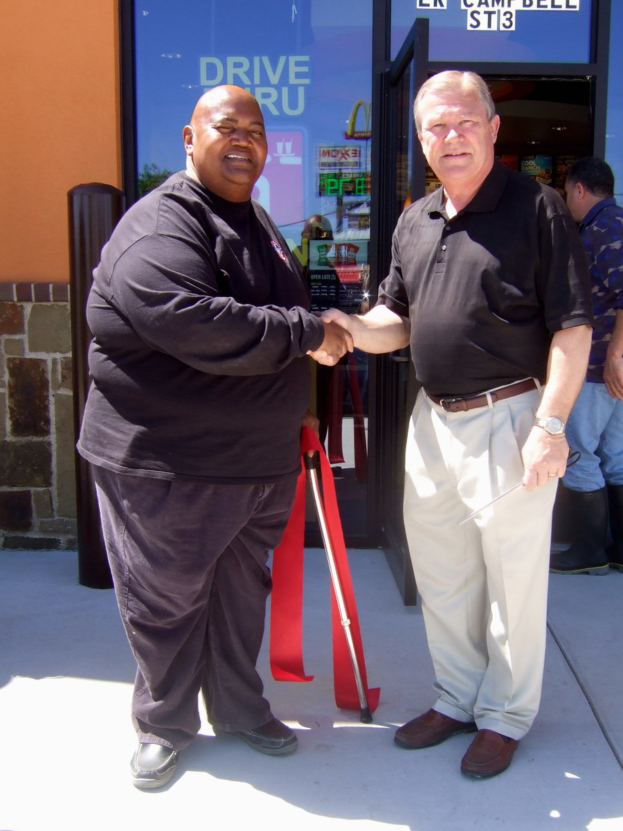 Image: Mayor Jackson shakes Durrett’s hand and welcomes him to Italy.