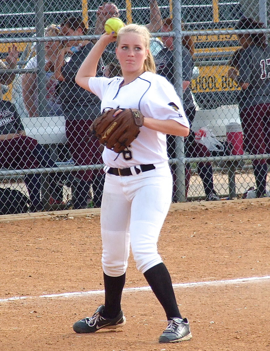 Image: Freshman third baseman Hannah Washington(6) gets warmed up.