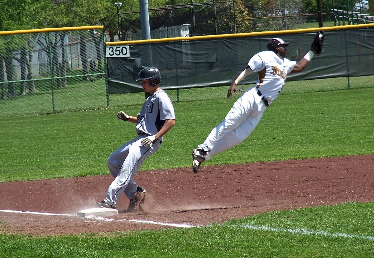 Image: Italy Gladiator Marvin Cox(3) uses his athleticism to ensure an attempted throw out at third doesn’t turn into a run for Dawson during a non-district game with the ranked Bulldogs.