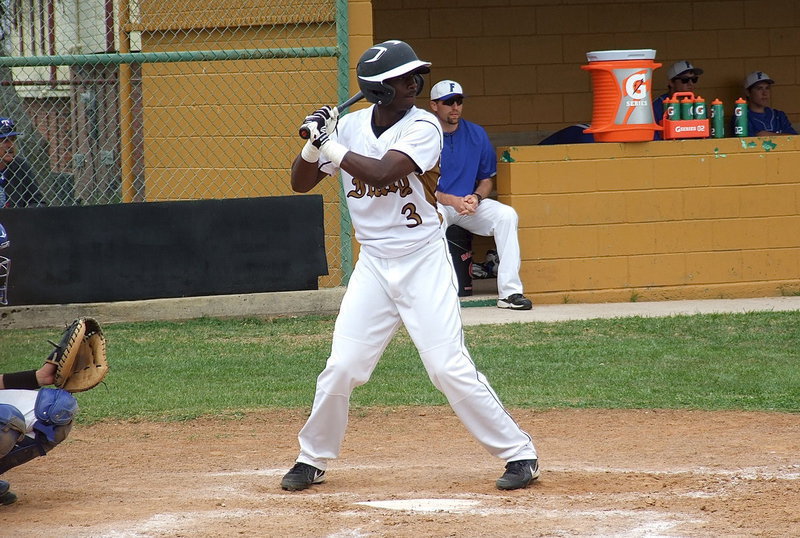 Image: Italy’s senior slugger Marvin Cox(3) stands in against the Polar Bears.