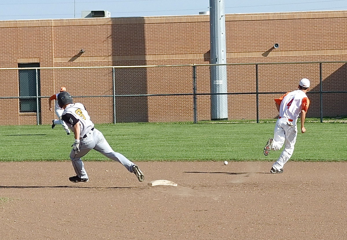 Image: Italy’s Hayden Woods(8) races toward third base after a hit ball as Avalon’s Christian Gatlin(4) tracks down the grounder.