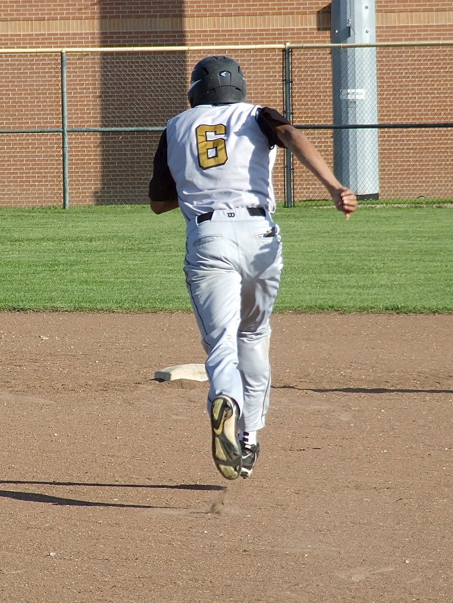 Image: He gone! John “Squirt” Hughes(6) sprints toward second base.