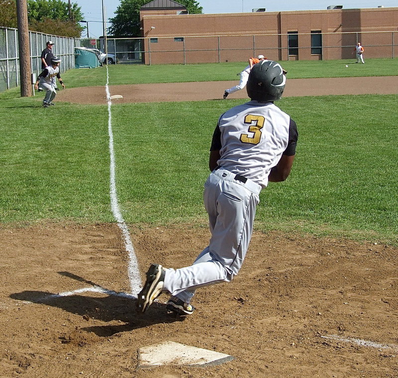 Image: Italy’s Marvin Cox(3) knocks in two of his 3RBIs.