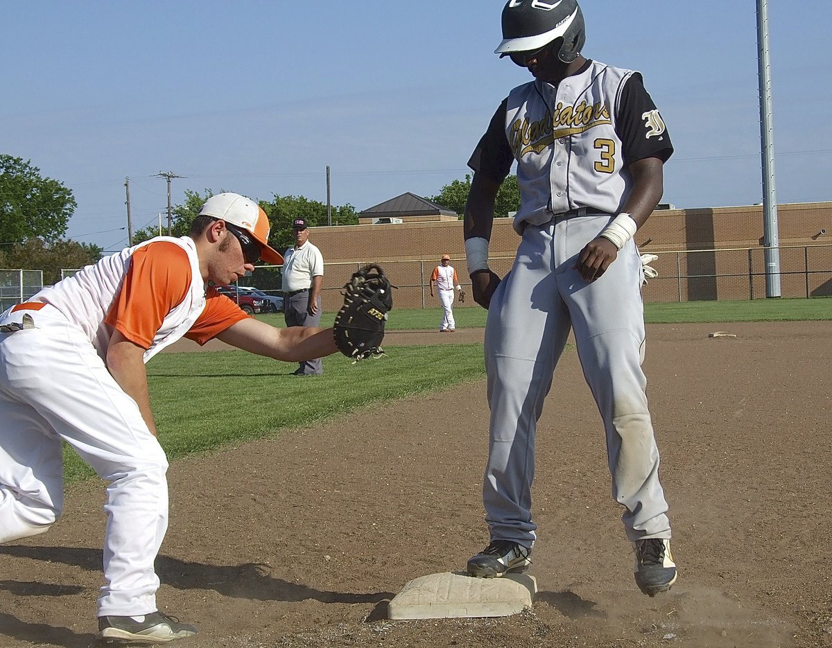 Image: The tag attempt by Avalon’s Reece Marshall(3) is too late to keep Italy’s Marvin Cox(3) from returning to first base safely.