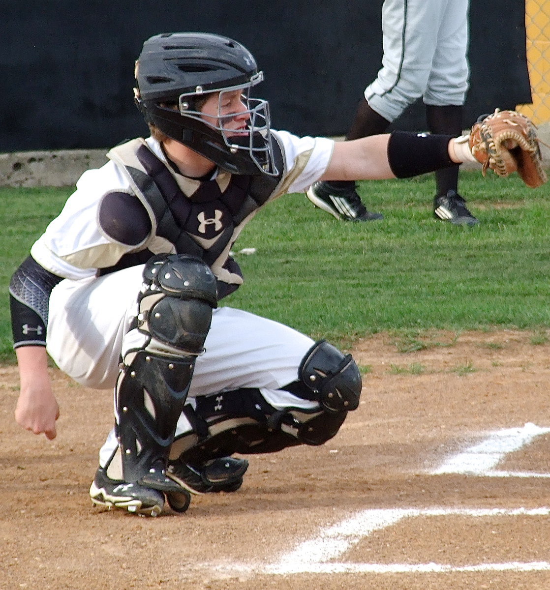 Image: Italy’s John Escamilla(3) hauls in a strike from Ty Windham.