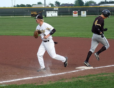 Image: First baseman Cody Boyd(2) makes the catch for an Italy out and then quickly looks for more Pirates.