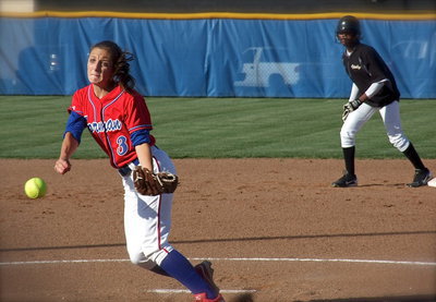 Image: Italy’s pinch runner K’Breona Davis(11) is ready to run as Gorman’s pitcher releases the pitch.