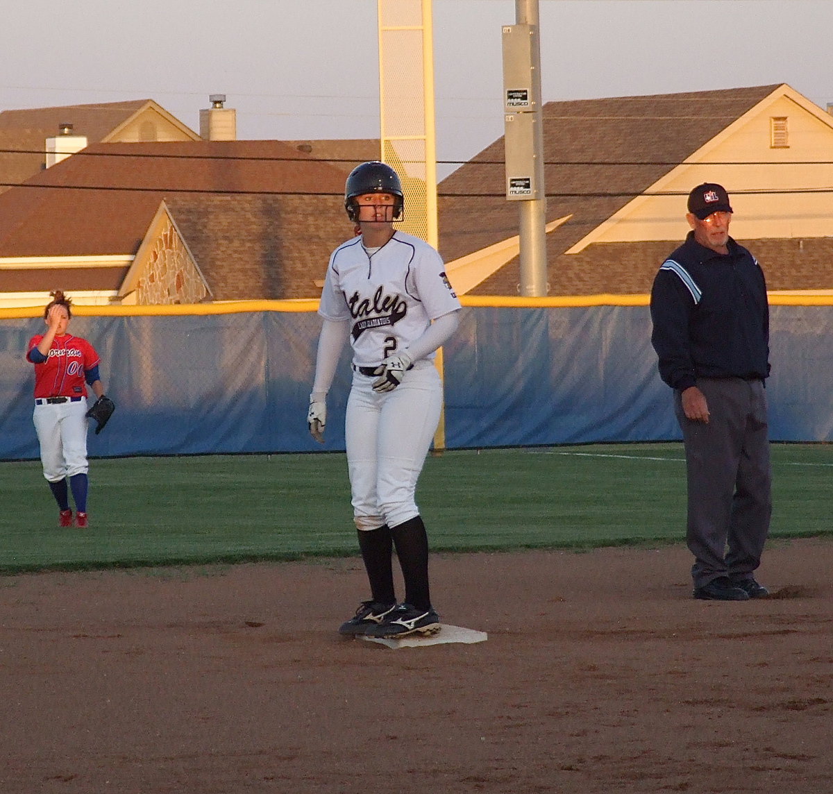 Image: Madison Washington(2) eyes third base.