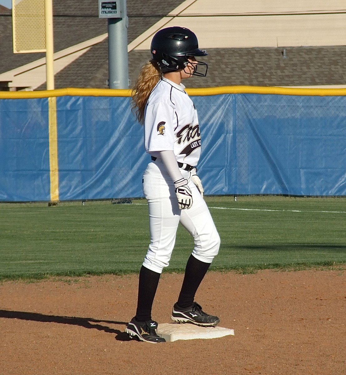 Image: Britney Chambers(4) reaches second base for Italy.