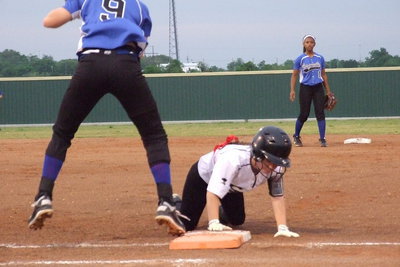 Image: Bosqueville’s pitcher decides to force Italy’s Tara Wallis(5) back to the first base bag.