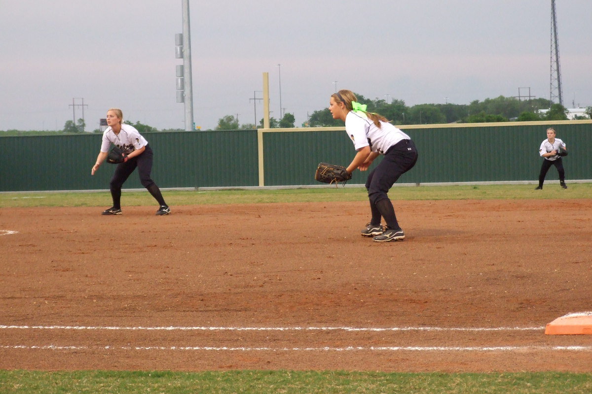 Image: Madison Washington(2), Bailey Eubank(1) and Tara Wallis(5) react to a Bosqueville hit.