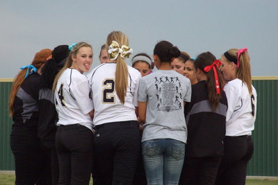 Image: Kelsey Nelson(14) and her Lady Gladiator teammates get ready for battle.