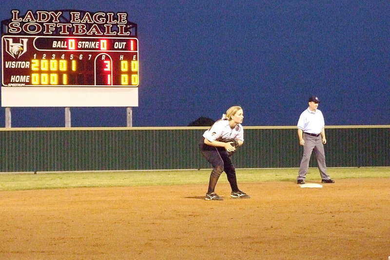 Image: Madison Washington(2) is a wall at shortstop with Italy up 3-1.