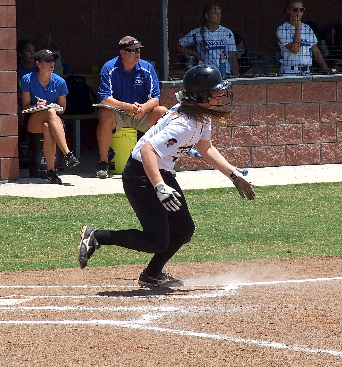 Image: Italy’s Madison Washington(2) came out swinging against Bosqueville.