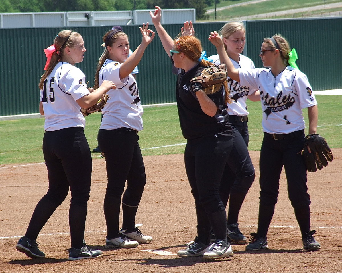 Image: Italy’s infielders consisting of Jaclynn Lewis(15), Paige Westbrook(10), Katie Byers(13), Madison Washington(2) and Bailey Eubank(1) want that third out.