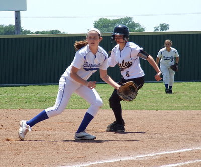Image: Lady Gladiator Morgan Cockerham(8) looks for a chance to reach second base.