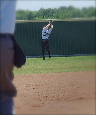 Image: Sophomore Tara Wallis(5) makes the catch in left field for an Italy out.