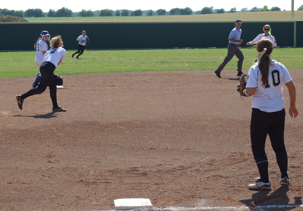 Image: Shortstop Madison Washington(2) holds the runner at second and then fires the ball to first base to get the out for Italy.