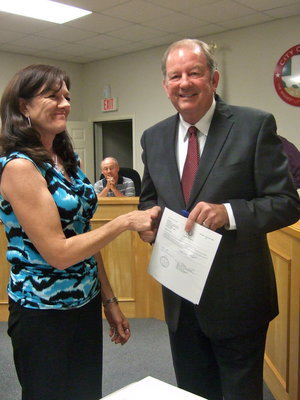 Image: City administrator Murdock congratulating Mayor Hobbs.