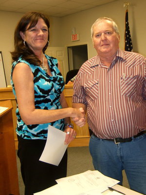 Image: City administrator Murdock congratulating Greg Richards.