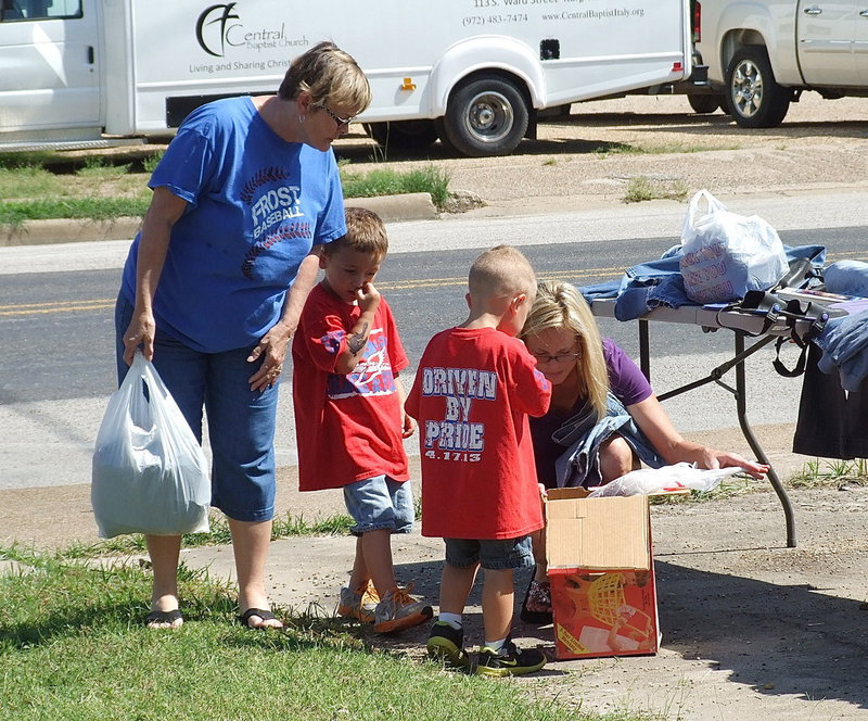 Image: Citizens from Frost stop by Italy’s sophomore rummage sale.