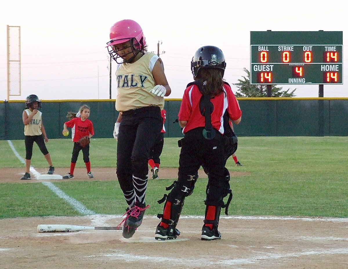 Image: Alyssa Wiser reaches home plate to push Italy back in front of Waxahachie, 15-14, in the top of the fourth-inning.