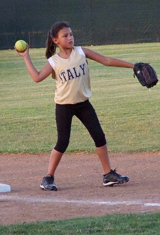 Image: Italy’s third baseman, Cadence Ellis.