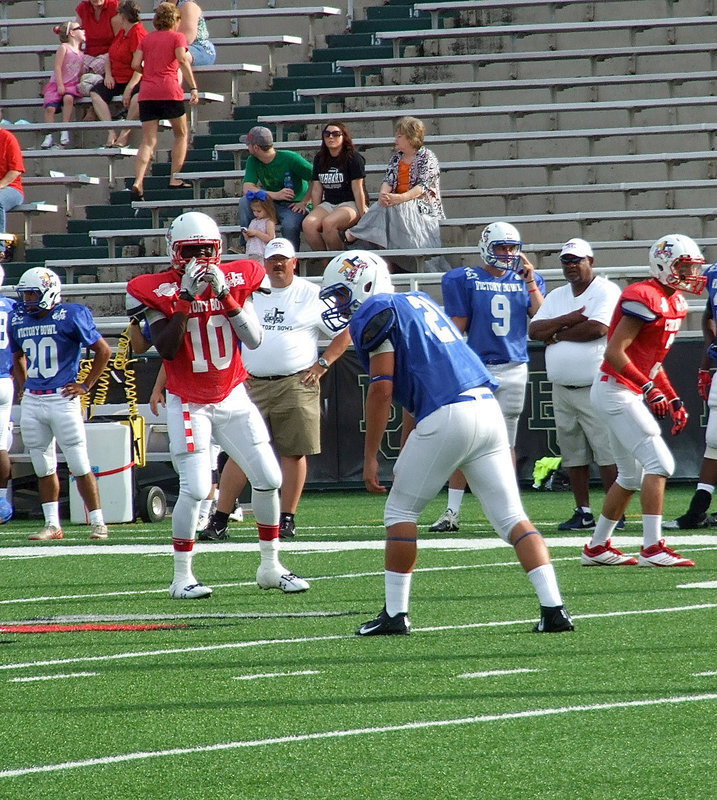 Image: Italy’s Ryheem Walker(10) gets set at outside linebacker while having to line up in pass coverage.