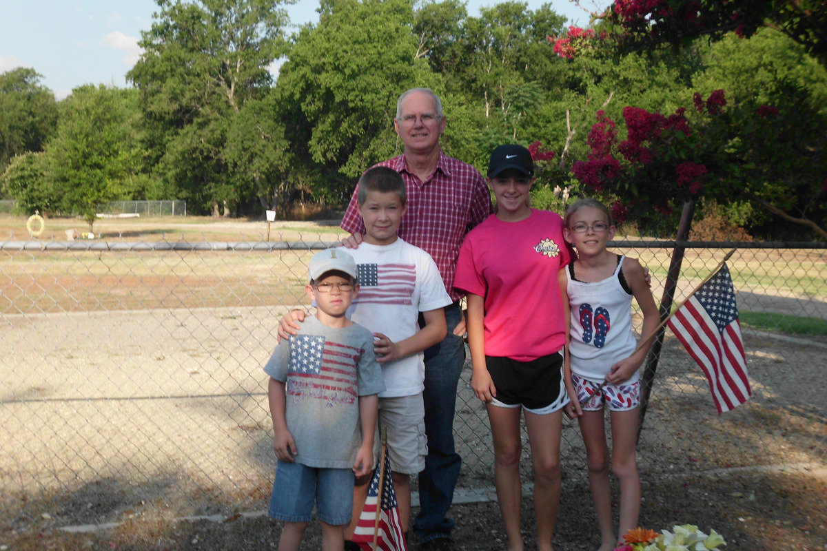 Image: Ronnie Dabney and his helpers, Britney Chambers, Tanner Chambers, Madie Chambers and Austin Cate.