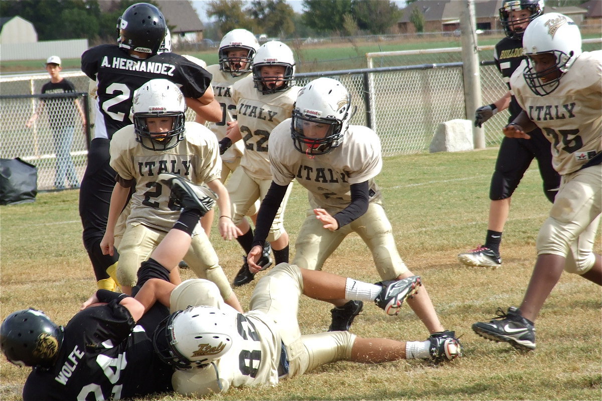 Image: Italy converges on a Bulldog runner.