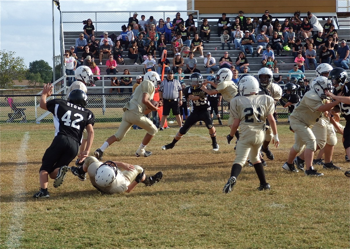 Image: Jonathan Salas(82) runs to daylight for Italy after taking the handoff from Ryder Itson(2).