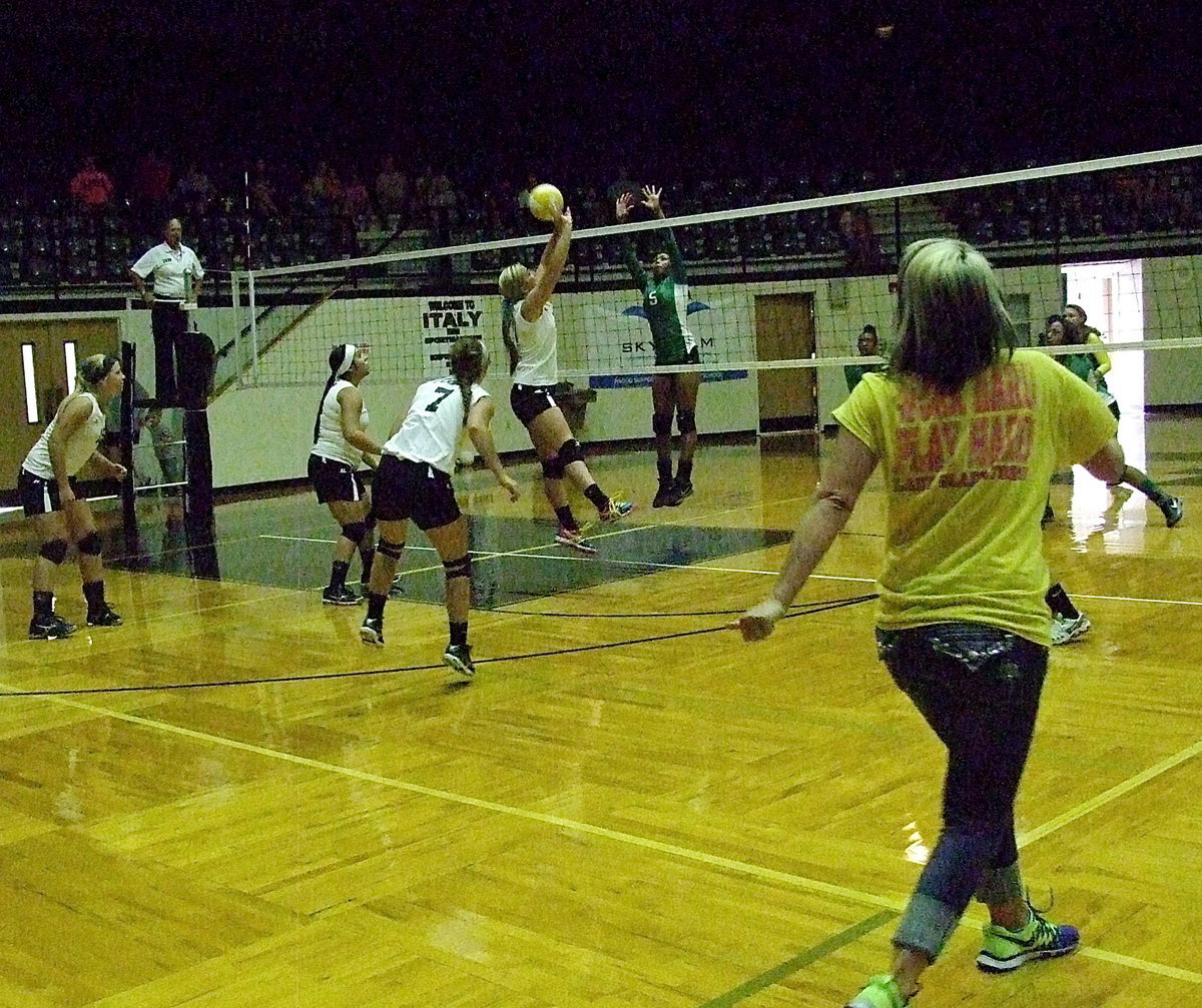 Image: Madison Washington(10) tries to win the battle above the net for Italy.