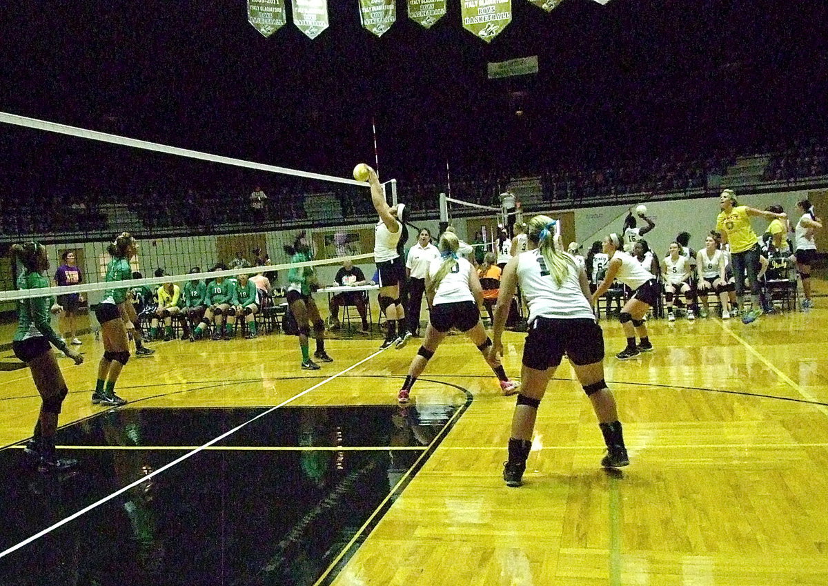 Image: Monserrat Figueroa(14) makes a play at the net for Italy.