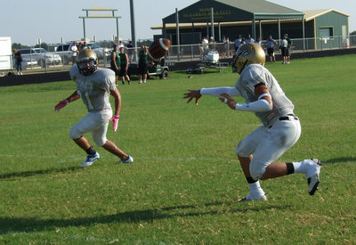 Image: Italy JV quarterback Joe Celis(9) flips the ball out to newcomer Jorge Rodriquez(21) who sweeps around the end.