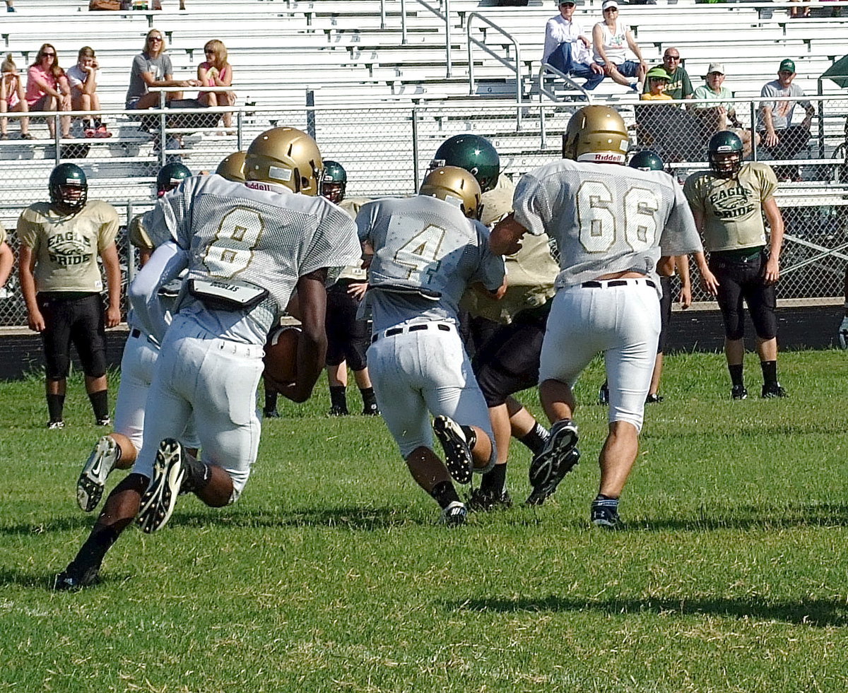 Image: Italy quarterback Tamarcus Sheppard(8) follows blockers Shad Newman(4) and Cody Medrano(66) around the edge.