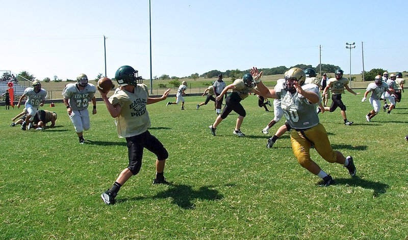 Image: Defensive tackle Kevin Roldan(60) closes in on the Valley Mills QB.