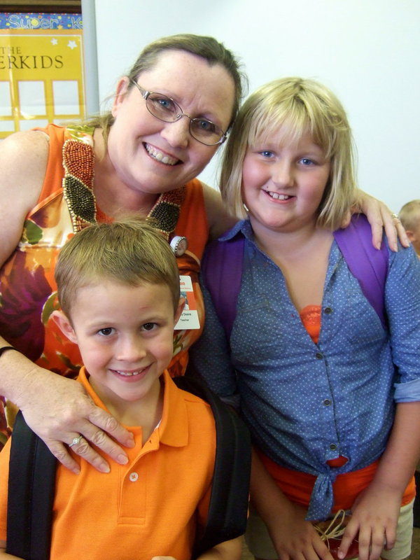 Image: Joshua Novak (kindergarten), Cissy Deans (teacher) and Annie Jane Adams came to meet the teacher night.