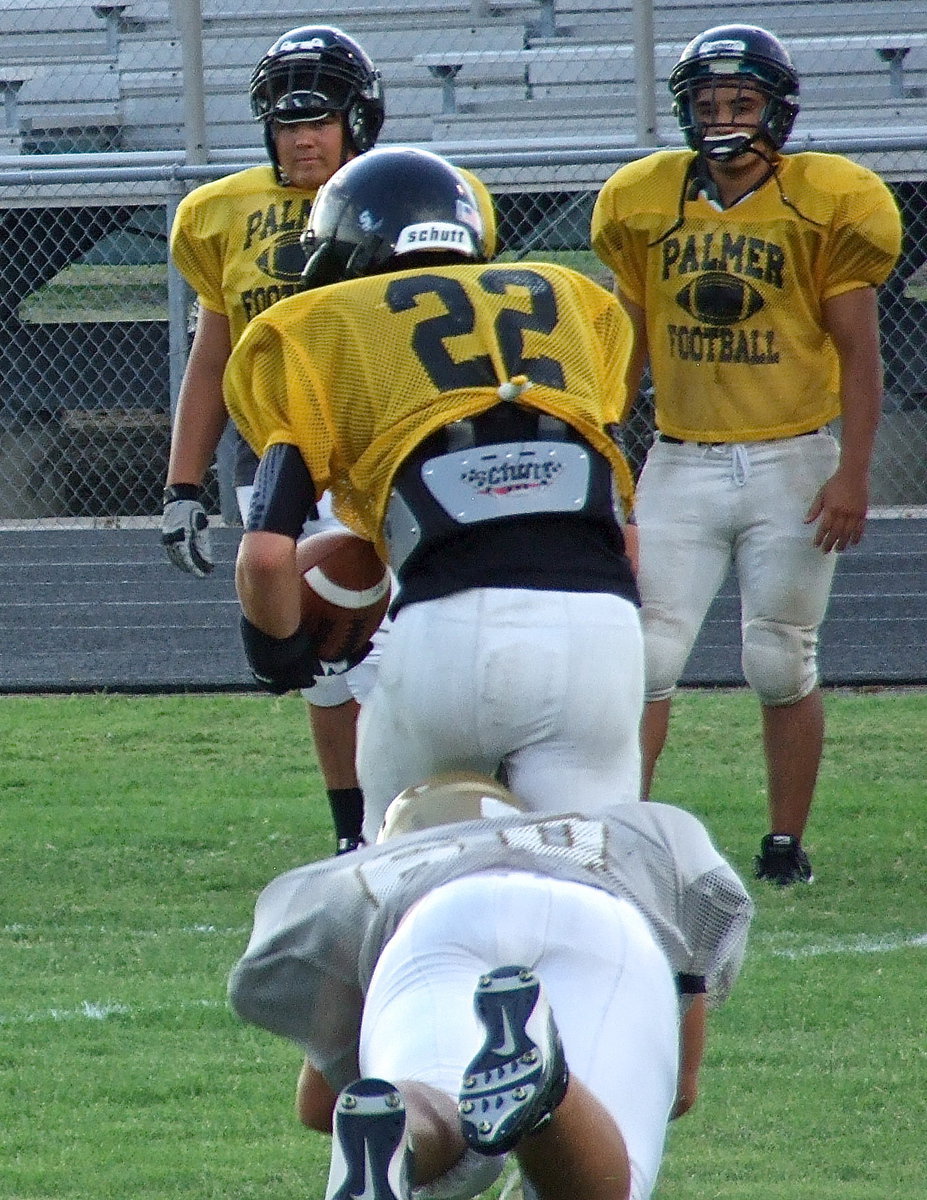 Image: Italy’s All-State senior defensive end Zain Byers(60) shows his versatility by making a tackle from behind on the slot receiver and holds Palmer to minimal gain on a quick-pass play the Bulldogs tried on the scrimmage’s opening play.