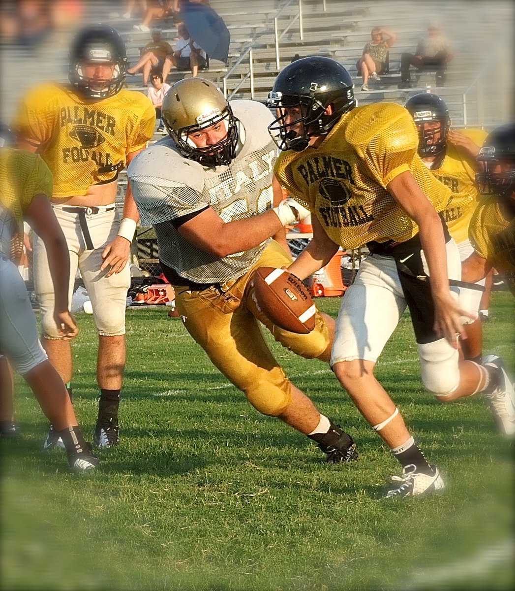 Image: Italy’s senior defensive tackle Kevin Roldan(50) pursues a Palmer quarterback.