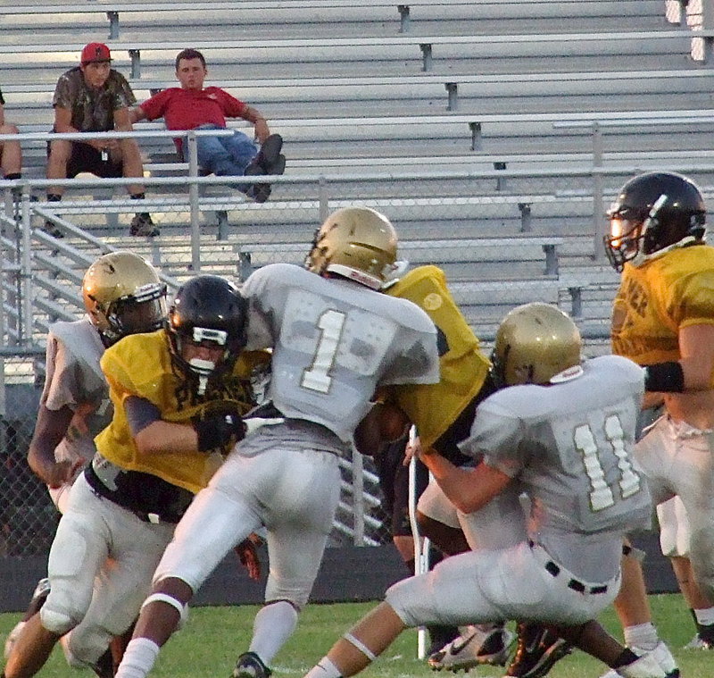 Image: Italy’s Tamarcus Sheppard(12), Trevon Robertson(1) and Cody Boyd(11) converge on a Palmer receiver.