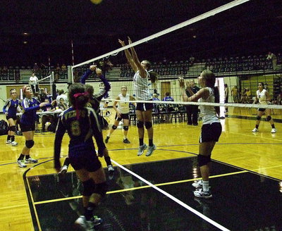 Image: Italy JV Lady Gladiator Lillie Perry(12) tries to make a barrier against the Venus JV Lady Bulldogs.