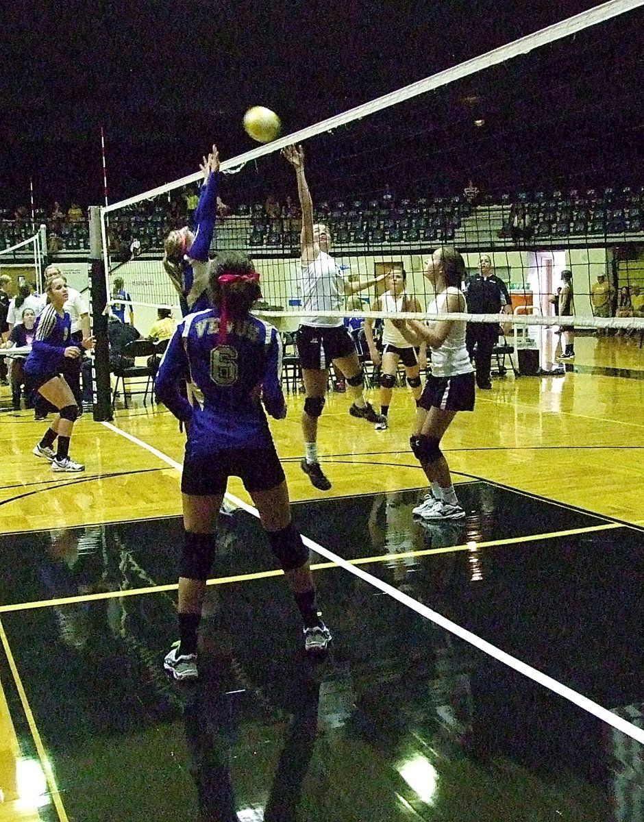 Image: Italy JV Lady Gladiator Hannah Washington(7) swoops in for the tip to assist teammate Jozie Perkins(4).